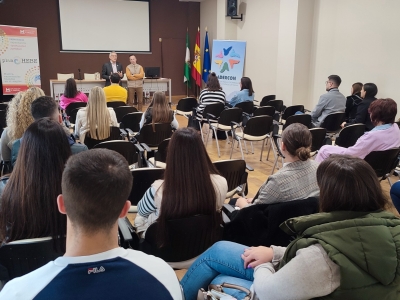 El presidente de la Mancomunidad Condado Huelva y el Vicepresidente de la Diputacion entregan diplomas a los jóvenes beneficiarios del Plan Hebe