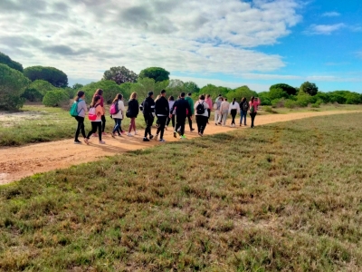 Jóvenes de tres comarcas rurales de Huelva participan en la jornada de senderismo Juventud Activa