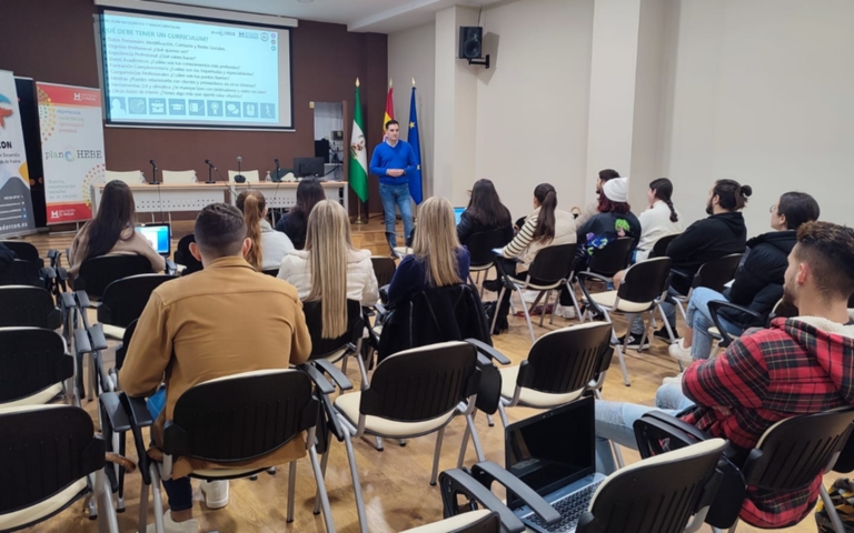 Jóvenes del Condado de Huelva reciben formación y orientación laboral gracias al Plan HEBE